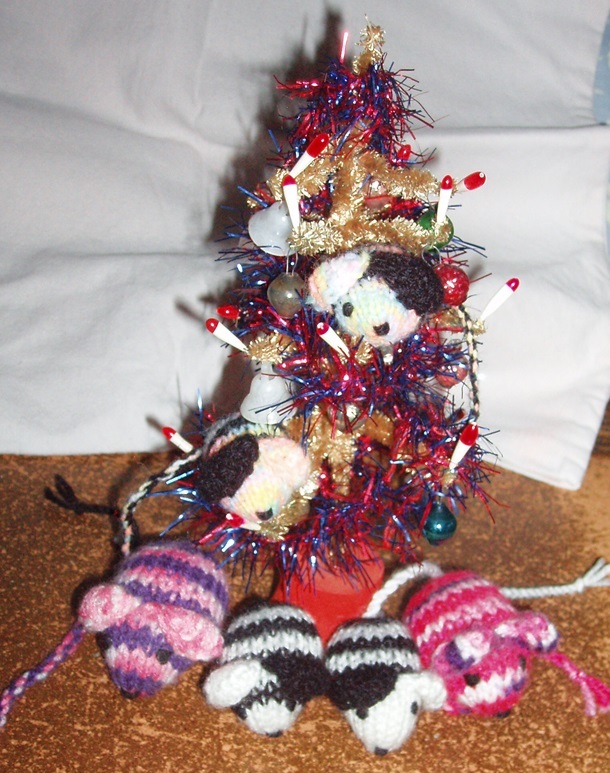 Tree and 6 meeces